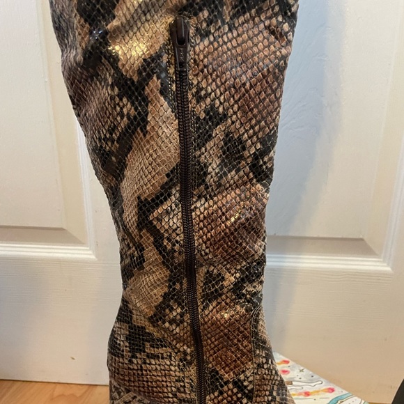 Shelly’s London Patent Leather Snake print over the knee boots 30” with 4” heel - Picture 13 of 13